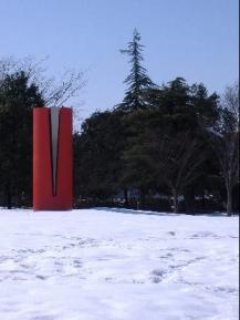 雪の中のオブジェ　２