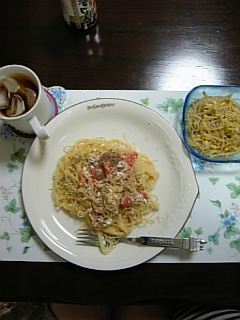 070925ﾄﾏﾄとｶｯﾃｰｼﾞﾁｰｽﾞの冷製ﾊﾟｽﾀとｻﾗﾀﾞ