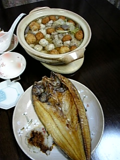 071012餅入り鶏つくね鍋あっさり醤油味とほっけの塩焼き
