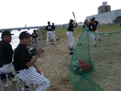 試合開始前にアップするおっさんたち