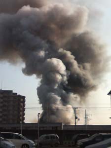 東大阪　化学工場の火事