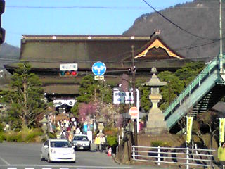 朝日に照らされる善光寺