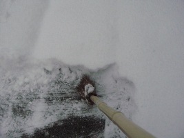 ほうきで雪かき
