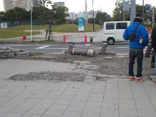 倒れた道路の支柱