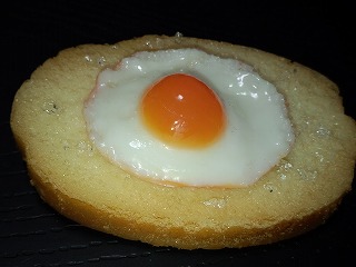 ラスクon目玉焼き♪
