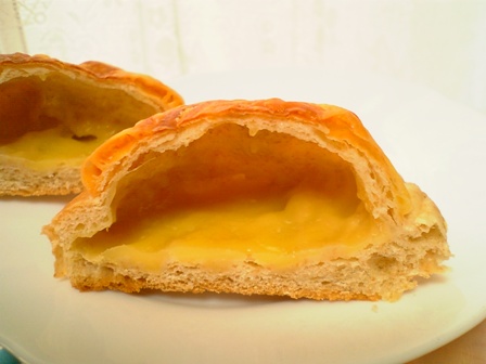 とろけるチーズのパン　中は空洞