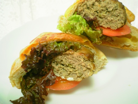 とろけるチーズのパンに、具を詰め込みました