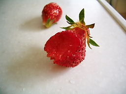 かじられたいちご