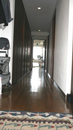 玄関から部屋へ