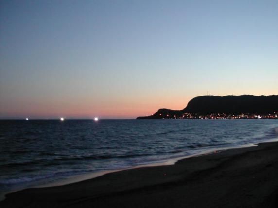 函館の宿より津軽海峡の夕景