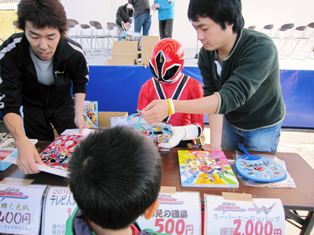 サインに忙しい殿様