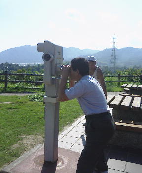 一生懸命のぞく技師長　