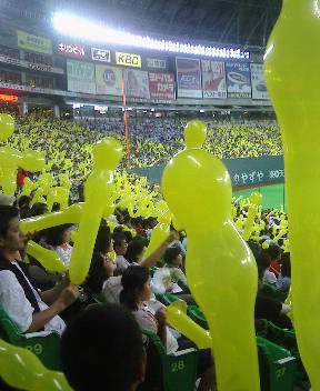 7回になると・・・ラッキーセブンの黄色い風船