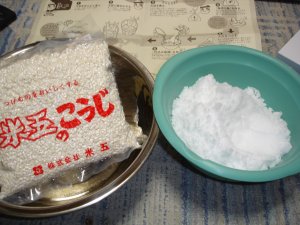 麹と塩を混ぜます。