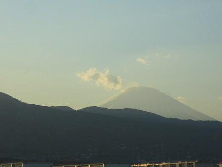 2010.11.29.東名高速から見た富士山
