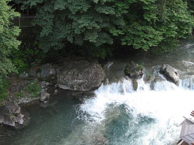 旅館から見える渓流