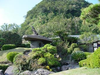 獅子乗大石燈籠.