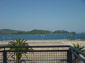 海にヨットがゆらら♪