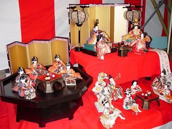 お雛様･･･皆様宴会状態？