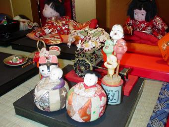 調味料ケースになってるお雛様＆後ろがコワイ（Ｔ△Ｔ）