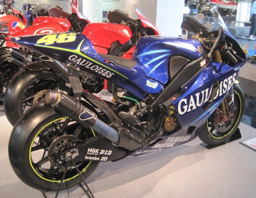 31_2004 YZR-M1(OWP3) #46 バレンティーノ・ロッシ (2) (500x387).jpg