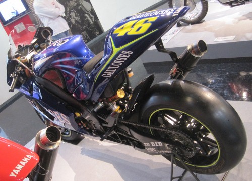 33_2004　YZR-M1（OWP3） ＃46　バレンティーノ・ロッシ (2) (500x360).jpg