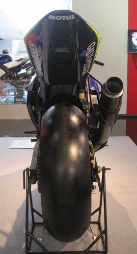 12_2004 YZR-M1(OWP3) #46 バレンティーノ・ロッシ (2) (269x500).jpg