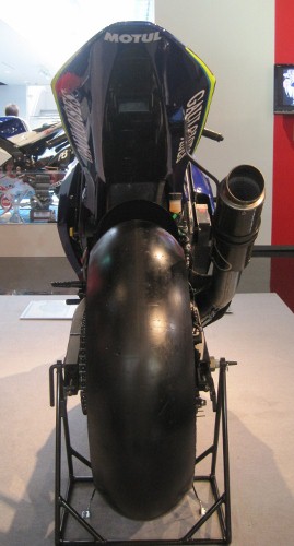 12_2004　YZR-M1（OWP3） ＃46　バレンティーノ・ロッシ (2) (269x500).jpg