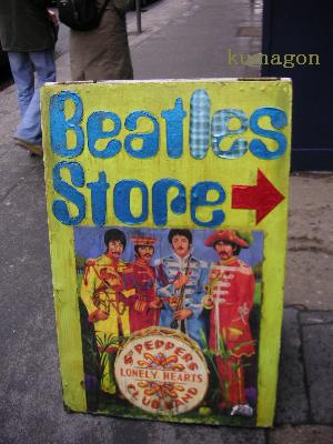 Beatles store の看板