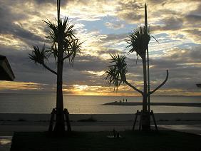 東シナ海に沈む。