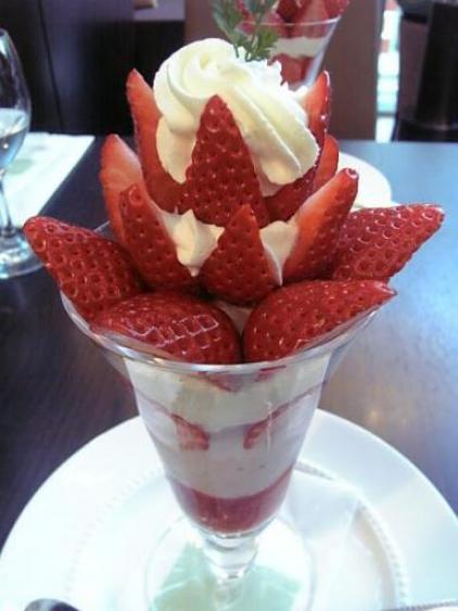 千疋屋クイーンストロベリーパフェ２１００円.jpg