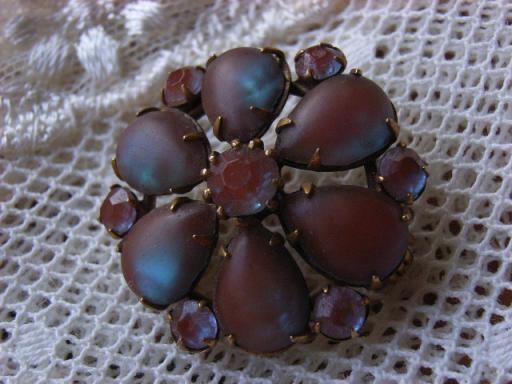 サフィレットのブローチ