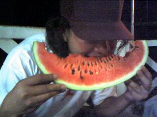 すいかにかぶりつくおとうさん