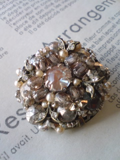 サフィレットブローチ