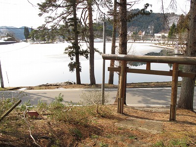 20100406_16_塩湯彦鶴ヶ池神社_鳥居と鶴ヶ池