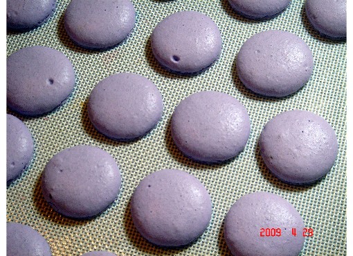 blueberry macarons