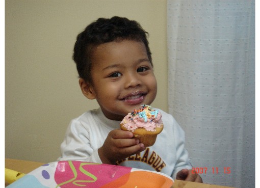 Tatsu-kun eating a cupcake