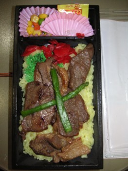 鹿児島黒豚赤ワインステーキ弁当中身