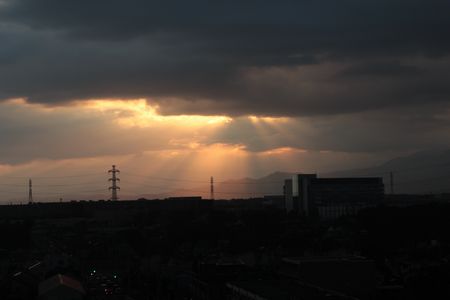 黒雲から、日差し.jpg