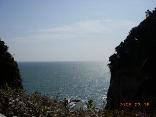 山と山の間からの光景