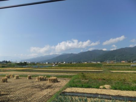 田園風景に山並み.jpg