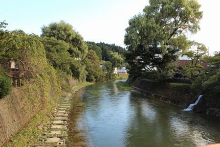 そばを流れる川.jpg