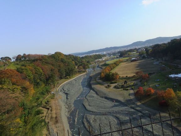 橋を渡って川に下りてみます。.jpg