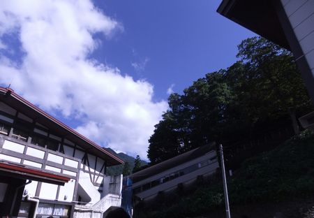 高山駅で青空.jpg