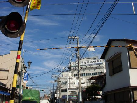 湘南モノレール・江の島駅と青空.jpg