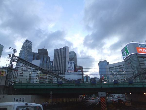 新宿大ガードで空.jpg