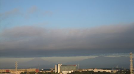 富士山の上にどんより雲.jpg