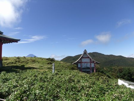 神社本殿の横になにやら建物.jpg