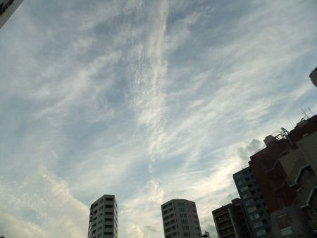 都会で秋空.jpg