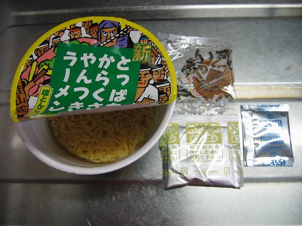 新とっぱちからくさやんつきラーメン　塩とんこつ２